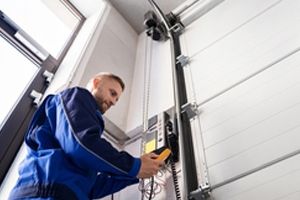 Automātiskie garāžas vārti Garāžas durvju automātika